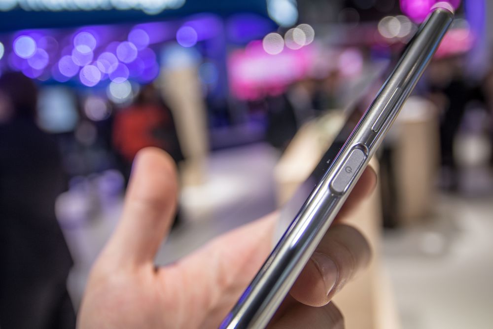 Fingersensoren er fortsatt plassert på høyre side, noe vi liker godt. Sensoren får forøvrig skylden for at Xperia XZ Premium ikke er kantløs på sidene. "Vi kan lage kantløse mobiler, bare se på Xperia XA1 Ultra!".