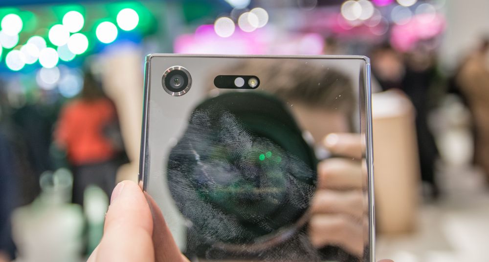 Baksiden er så speilblank at den kan fint brukes som speil. Markedets beste selfies, eller selfie-videoer i 960 fps? Hvis du klarer å se forbi fingeravtrykkene, da.