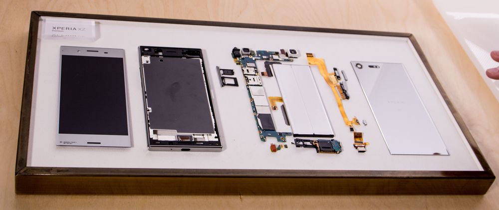 Innsiden av Xperia XZ Premium. Vi fikk høre at kameraet og prosessoren er flyttet så langt fra hverandre som mulig, for å forhindre overoppheting.