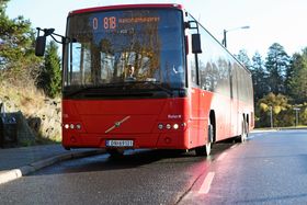 RØD OG POPULÆR: Bussen står for en stor del av kollektivreisene i Oppegård.