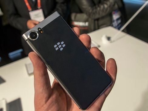 Baksiden er litt ruglete og siden telefonen heller ikke er så voldsomt stor er den veldig god å holde.