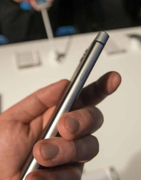 Tykkelsen er litt midt på treet sammenliknet med Android-telefoner flest, men ikke så verst med tanke på at det også er et fysisk tastatur her.