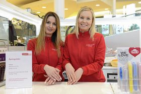 Elisabeth Schei, eier av Glossy Island Nailbar på Kolbotn Torg og neglterapeut Anabel Bodikyan.