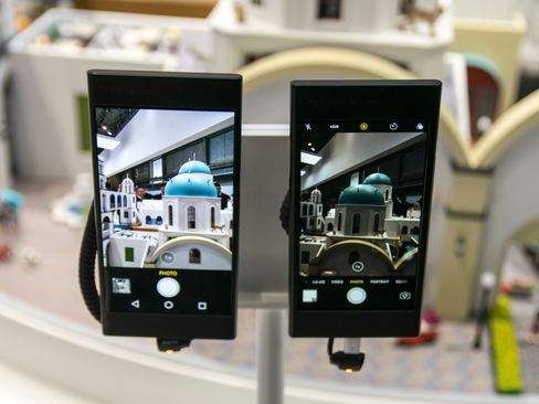 En Oppo-dings ved siden av en iPhone 7 Plus i forkledning.
