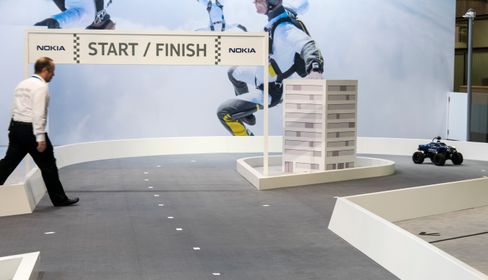Hver gang vi krasjet ble vi reddet av en Nokia-medarbeider som løftet bilen på plass. Det skjedde én gang med 5G aktivert før vi ble vant med kontrollene, men konstant da 4G var aktivert.