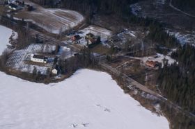 VEMUNDSJØEN: Flyfotoet viser Åsnes Finnskog kirke til venstre og Café Finnskog opp mot høyre.