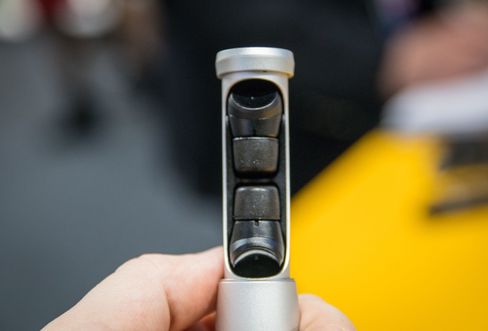 Pluggene finner riktig plass ved hjelp av små magneter.