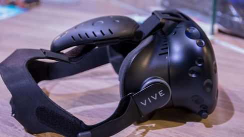 En liten dings som dette tror Intel vil være nok for å kunne gi trådløs VR-spilling, og nok batteri for å holde et par timer.