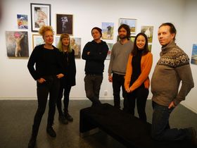 UTSTILLINGSKLARE: Denne gjengen er klare til å erobre kunstinteressertes øyne i bibliotekgalleriet i Kolben fremover. De lokale kunstnerne er LInda Hærnes, Line Prip, Thomas Iversen, Christopher Holt Iversen. Beatrice Guttormsen, Cathrine Alice Liberg, Embla Øverby og Sanna Joelsson. Her sammen med Tom Eidsvold Larsen (t.h.)