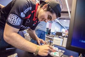 Å møte fans for å skrive autografer er en del av en proffspillers hverdag.