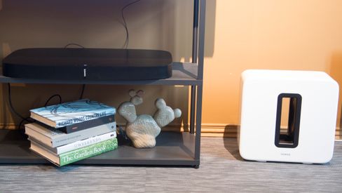 Den nye høyttaleren finnes også i sort, og skulle det bli for lite bass så kan du supplere med selskapets subwoofer.