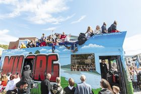 FULLT TRØKK: Her ser du bussen Milorg fra fjorårets feiring.