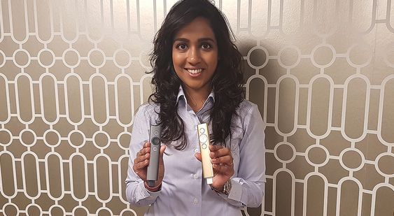 Nalisha Chetty, produktsjef for Asia i Logitech, viser fram selskapets nye klikker, Spotlight. Foto: Marte Ottemo