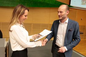 Mediemangfoldsutvalgets leder, Knut Olav Åmås, leverer sin rapport til kulturminister Linda Hofstad Helleland (H).
