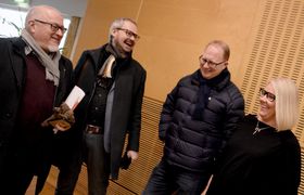 FÅR MER PENGER: LLA-general Rune Hetland, styreleder og lokalavisredaktør Roar Osmundsen, Kvinnheringen-redaktør Tomas Bruvik og Hilde Eika Nesje, i denne sammenheng medlem i Mediemangfoldsutvalget. Hun er til daglig redaktør i Bø Blad.