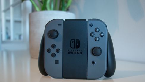De to Joy-Con-kontrollerne er festet til grepet.