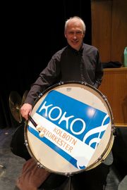 HURRA FOR KOKO: Vanligvis er trombonen instrumentet til styreformann Øyvind Blegeberg, men han slår gjerne også et slag for sitt kjære orkester.