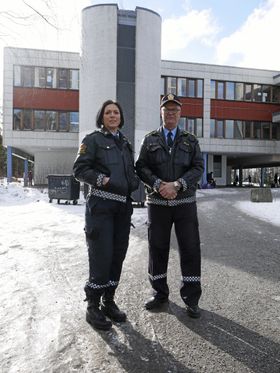 ADVARER: – Enten du er en aktiv eller en passiv deltaker av en slik slåsskamp, skal det opprettes en politisak og barnevernet skal kobles inn, sier politibetjent Helga Østebrød og seksjonsleder på forebyggende enhet i Øst politidistrikt, John-Erik Veseth.