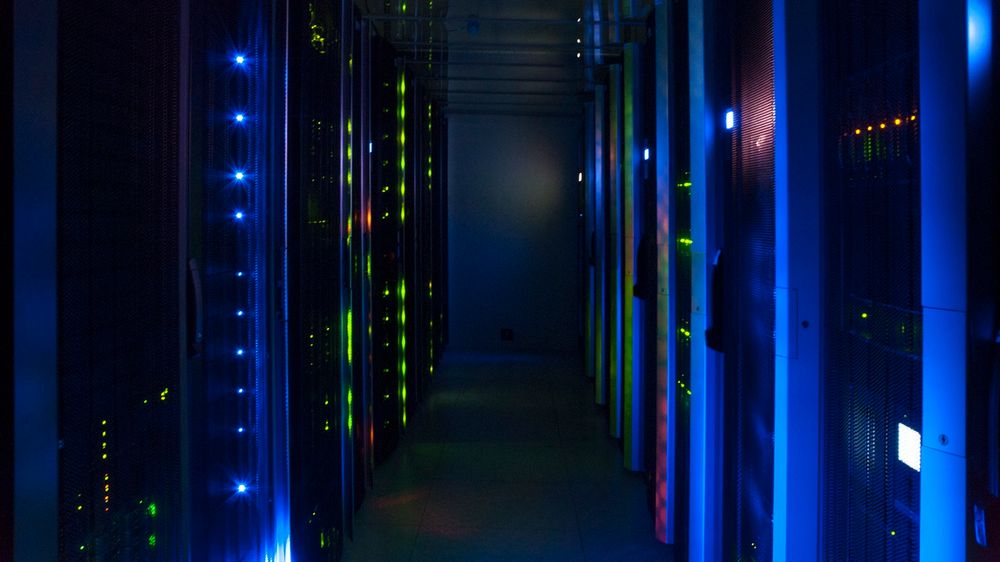 Nettskyen gir i seg selv ingen garanti mot nedetid. Men det er mulig å sikre seg langt bedre enn mange faktisk gjør. Illustrasjonsbildet er fra Ateas datasenter «Dora», som leverer skytjenester fra en tidligere ubåt-hangar i Trondheim.