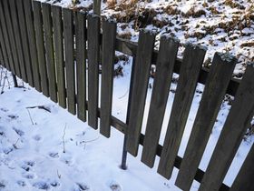BLE REVET NED: De ødelagte plankene har ikke blitt satt opp på plass ennå.