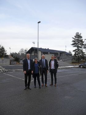 HAR ANDRE TALL: Vidar Fålun i OI, Nina Vøllestad i Oppegård Idrettsråd, Jon Erik Ofstad i KIL og Leif Wedøe i Kolbotn Tennisklubb sitter på helt andre regnestykker enn kommunen, og mener det kan bygges langt mer hall for pengene enn hva kommunen mener.