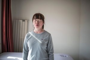 På jobb: Dong Hongli står stille et øyeblikk og lukker øynene, mens sola lyser opp massasjerommet. Her tilbringer hun 12 timer hver dag. Hun sier hun er heldig. Heldig som er der hun er og som har en jobb.