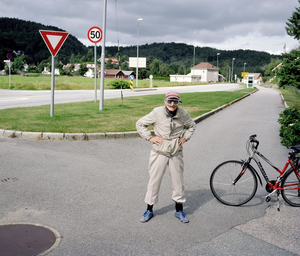 Brennåsen, Songdalen kommune, Vest-Agder. Alfred H. Haugen er 89 år. Han har drevet med bygg og anlegg hele livet. Kvikk i steget, kjapp i toppen. Han bor i Kristiansand. I dag skal han bare sykle en tur til biblioteket, i Søgne. 36 kilometer fram og tilbake. I sommer var han på sykkelferie aleine i Setersdalen. Tok dagsturer på 10 mil. Lå i telt. Han har vært på ferie i India og Australia, Russland. Overalt. Alltid med sykkel og telt. Jeg kan spesielt anbefale Canada, sier han.