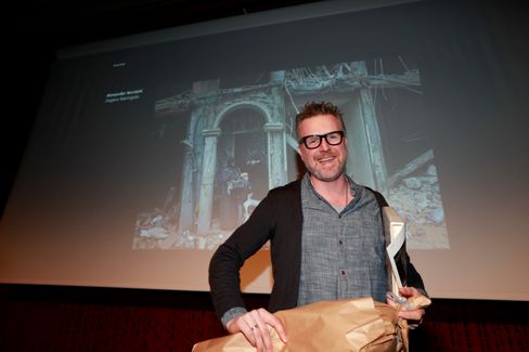 Fotograf Aleksander Nordahl fra Dagens Næringsliv mottok prisen for Årets Bilde 2016 for bildet Ruinliv under utdelingen i regi av Pressefotografenes Klubb på Litteraturhuset i Oslo fredag.