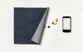 Det berøringssensitive tekstilet er koblet til miniatyr-elektronikk, som igjen kobles trådløst til mobilen.
