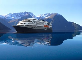 Nye kystruteskip for Bergen-Kirkenes kan ha 60 prosent lavere CO2-utslipp sammenliknet med de nye ekspedisjonsskipene til Hurtigruten. Med batteridrift ladet fra landstrøm, kan skipet gå rundt fire timer på batteri, blant annet i Geirangerfjorden og til og fra kai.