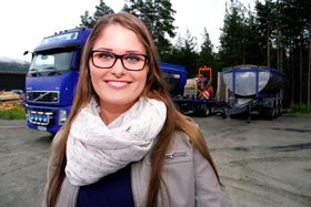 Emilie Slettmoen (22) er Norges yngste lastebileier og setter seg gjerne bak rattet selv.