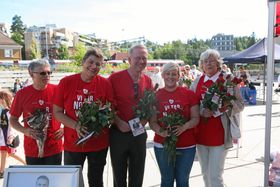 FRA SIST VALGKAMP: Arild Burud (t.v.) var engasjert også under sist valgkamp. HEr deler han ut roser sammen med Merete Bellingmo, Are Helset, Malin Liefvgren og Anne Lise Buer i forbindelse med valget i 2015.