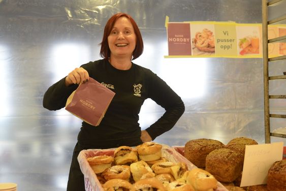 TAKEAWAY BOLLE: Butikksjef Tina Sherman (55) selger et utvalg takeaway varer utenfor lokalet til det står ferdig mandag 20.mars.