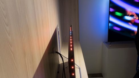 OLED-TV-en er veldig smal mot kantene. I midten er den noe større, men heller ikke her noen gigant.