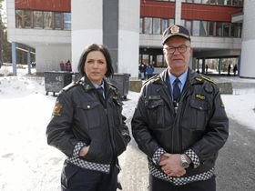 ADVARER: – Enten du er en aktiv eller en passiv deltaker av en slik slåsskamp, skal det opprettes en politisak og barnevernet skal kobles inn, sier politibetjent Helga Østebrød og seksjonsleder på forebyggende enhet i Øst politidistrikt, John-Erik Veseth.