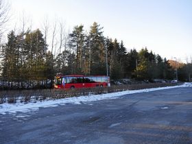 PLANOMRÅDET: Planområdet sett fra parkeringsplassen til Kolbotn gravlund i Rosenholmveien. Li har avgitt grunn til Kolbotn gravlund.
