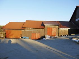 HISTORISK GÅRD: Li gård hadde opprinnelig 140 mål innmark og 1200 mål skog. På bildet ser du en av de eldste bygningene på gården.