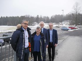 HAR ANDRE TALL: Leif Vedøe i Kolbotn tennisklubb (f.v.), Nina Vøllestad i Oppegård Idrettsråd, Jon Erik Ofstad i KIL og Vidar Fålun i OI sitter på helt andre regnestykker enn kommunen, og mener det kan bygges langt mer hall for pengene enn hva kommunen mener.