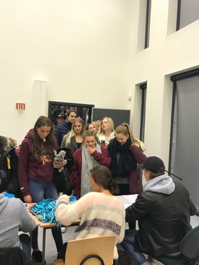 STORT OPPMØTE: Over 100 russ fra Roald Amundsen ble med på Krafttak mot Kreft aksjonen.