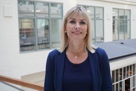 TRENGER FRIVILLIGE: Ingvild Reitan, distriktssjef for Kreftforeningen er klar på at de trenger frivillige som Silje Pedersen.