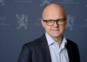 Klima- og miljøminister Vidar Helgesen forteller at det ikke er aktuelt med noen ny avgift på elektronikk i Norge.