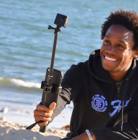 Produktet kommer med selfiestang med plass til mobilen.