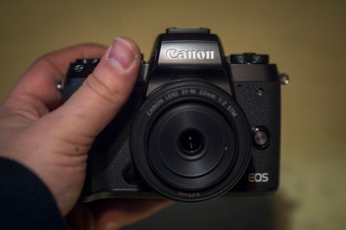 Med kompakt optikk er EOS M5 faktisk ikke veldig mye større enn kompaktkameraet GX 5, sjekk denne linken (Camerasize.com) for sammenligning..