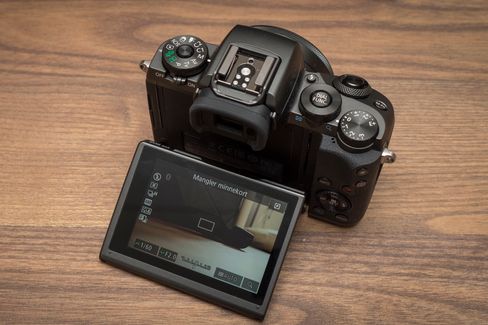 Skjermen kan ikke foldes ut til siden, slik som vi kan på for eksempel «storebror» EOS 80D...