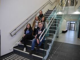 KLAR FOR FEST OG MORO: Othilie Voldsæter (18), Nora Nysveen (18), Nikolas Næsset (18), Sindre Hebnes (18) og Malin Langmoen (18) gleder seg til russetiden starter for alvor.