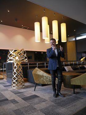 GLEDER SEG TIL FORTSETTELSEN: Den nye direktøren ved Quality Hotel Entry, som Oppegårds nye hotell nå heter, gleder seg stort til å ta imot nye og gamle gjester i nyoppussede lokaler.