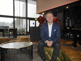 IKKE BARE BAR(E): Å drive hotell er krevende, men givende, skal vi tro den nye hotelldirektøren. Her koser han seg i den nyoppussede hotellbaren.