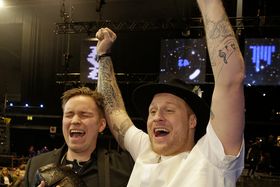 SEIER'N ER VÅR - VI HAR VINNI: Vokalist Aleksander Walmann og Joakim With Steen jubler. Seieren er et faktum!