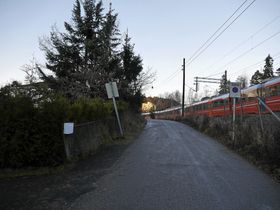 JERNBANEN SOM NABO: Ifølge utbyggeren blir den minste avstanden fra bebyggelsen til midtplattformen på 20 meter.