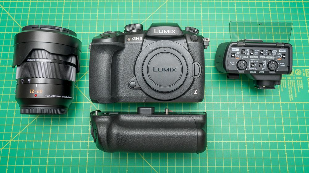 I tillegg til kameraet har Panasonic lagt med et finfint batterigrep og en veldig fin lydmikser med XLR-innganger. Gull verdt for profesjonell videoproduksjon.